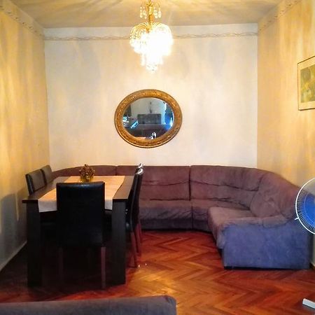 Apartment Rusudan Batoemi Buitenkant foto