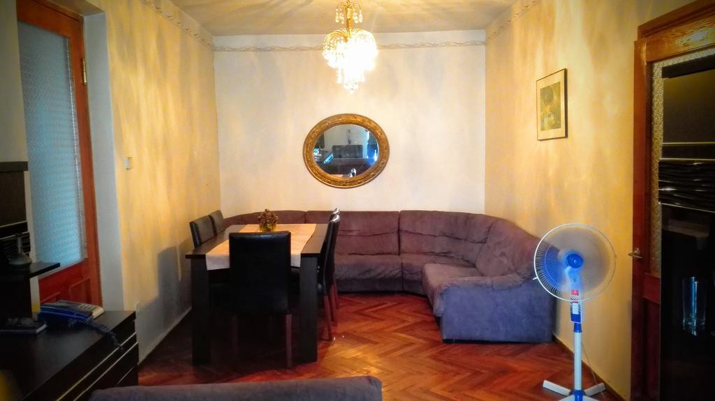 Apartment Rusudan Batoemi Buitenkant foto